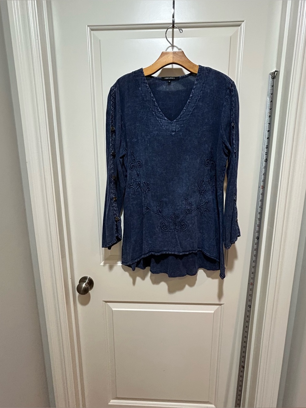 Compliments dark Blue wash Embroidered V-Neck Women’s M hi low low sleeve Top